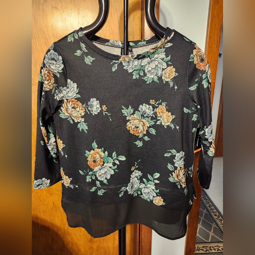 ZOE+PHOEBE Bl Flowery 3/4" Sleeves  Stretchy Bl Nylon around Bottom Top Size S